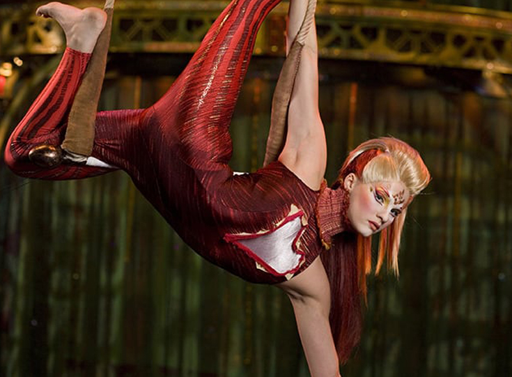 Trapeze artist for Circ du Soleil: Corteo hangs Trapeze artist for Circ du Soleil: Corteo hangs